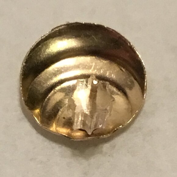 Very lovely 14K gold shell like etched stud earrings - Picture 4 of 12